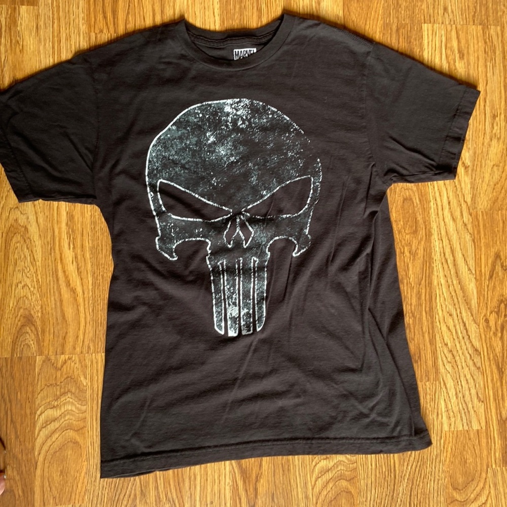 Men’s “Like New”Marvel Punisher Classic Skull T-shirt